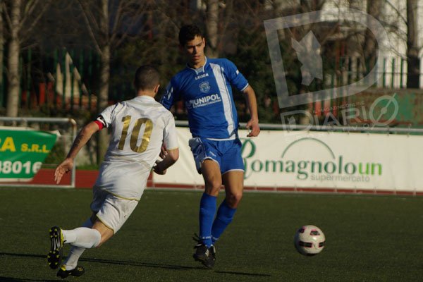 Ruggiu appoggia palla sulla pressione di Fera